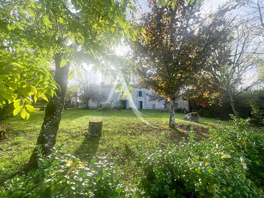 Maison à MONTAIGU-DE-QUERCY