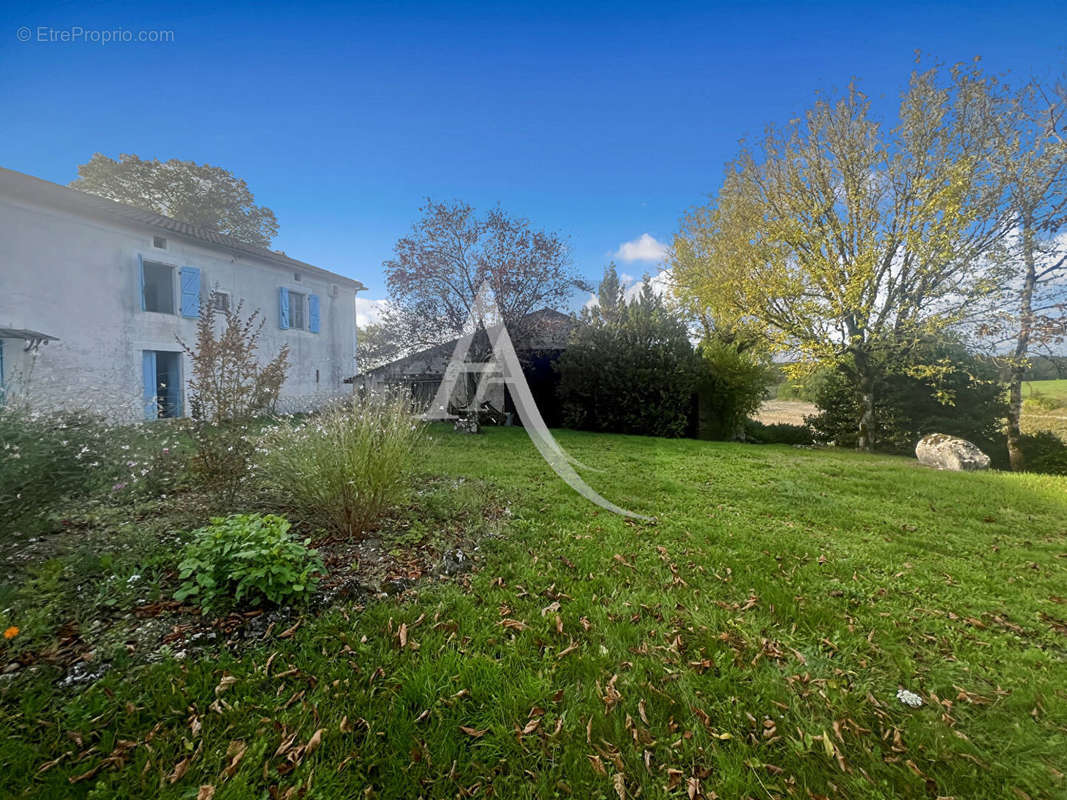 Maison à MONTAIGU-DE-QUERCY