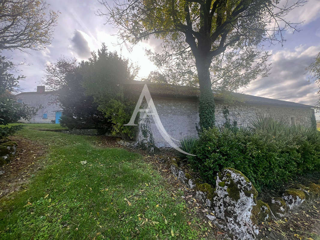 Maison à MONTAIGU-DE-QUERCY