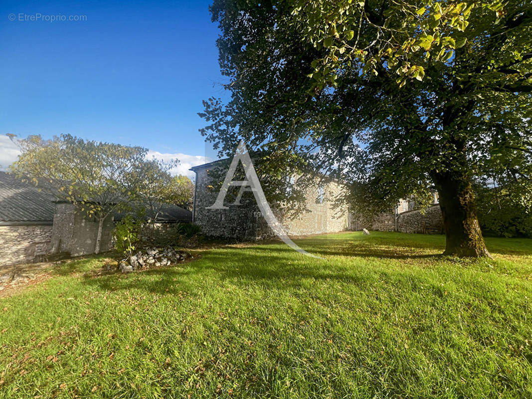 Maison à MONTAIGU-DE-QUERCY