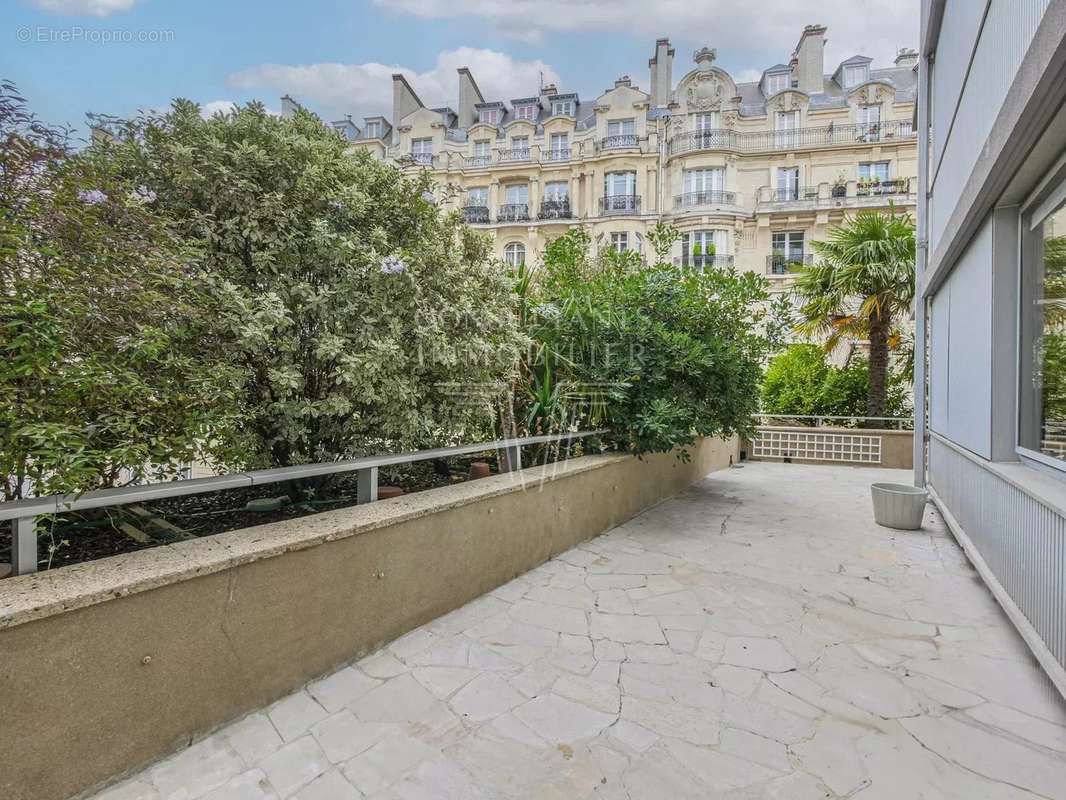 Appartement à PARIS-16E