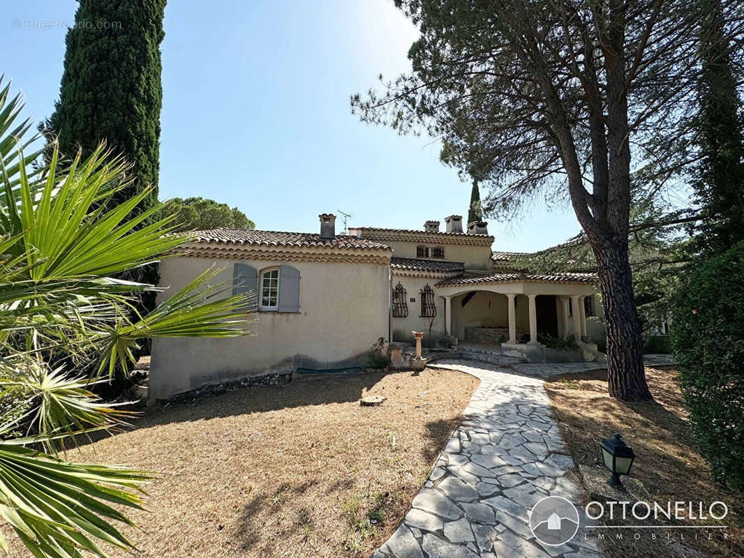 Maison à ROQUEBRUNE-SUR-ARGENS