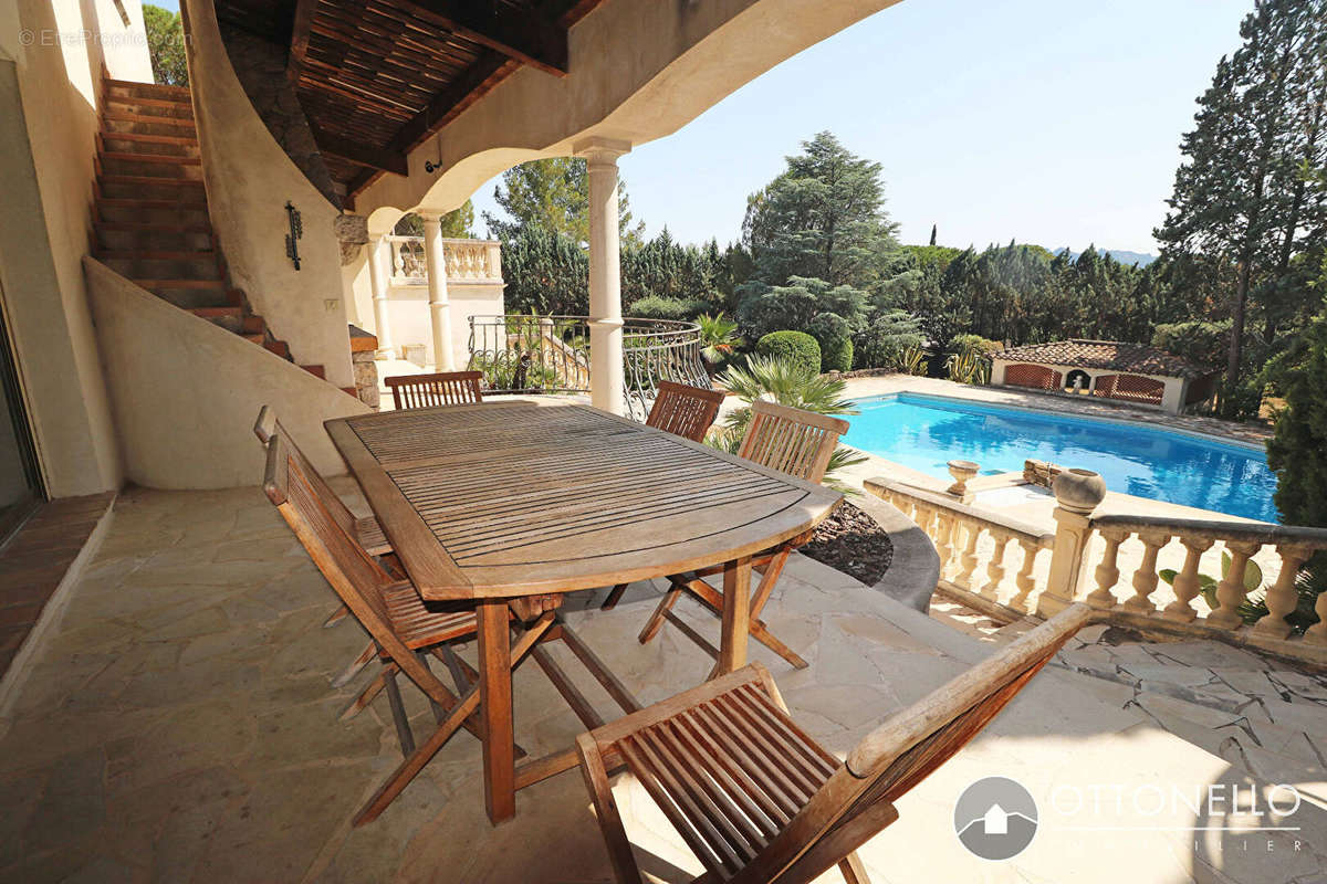 Maison à ROQUEBRUNE-SUR-ARGENS