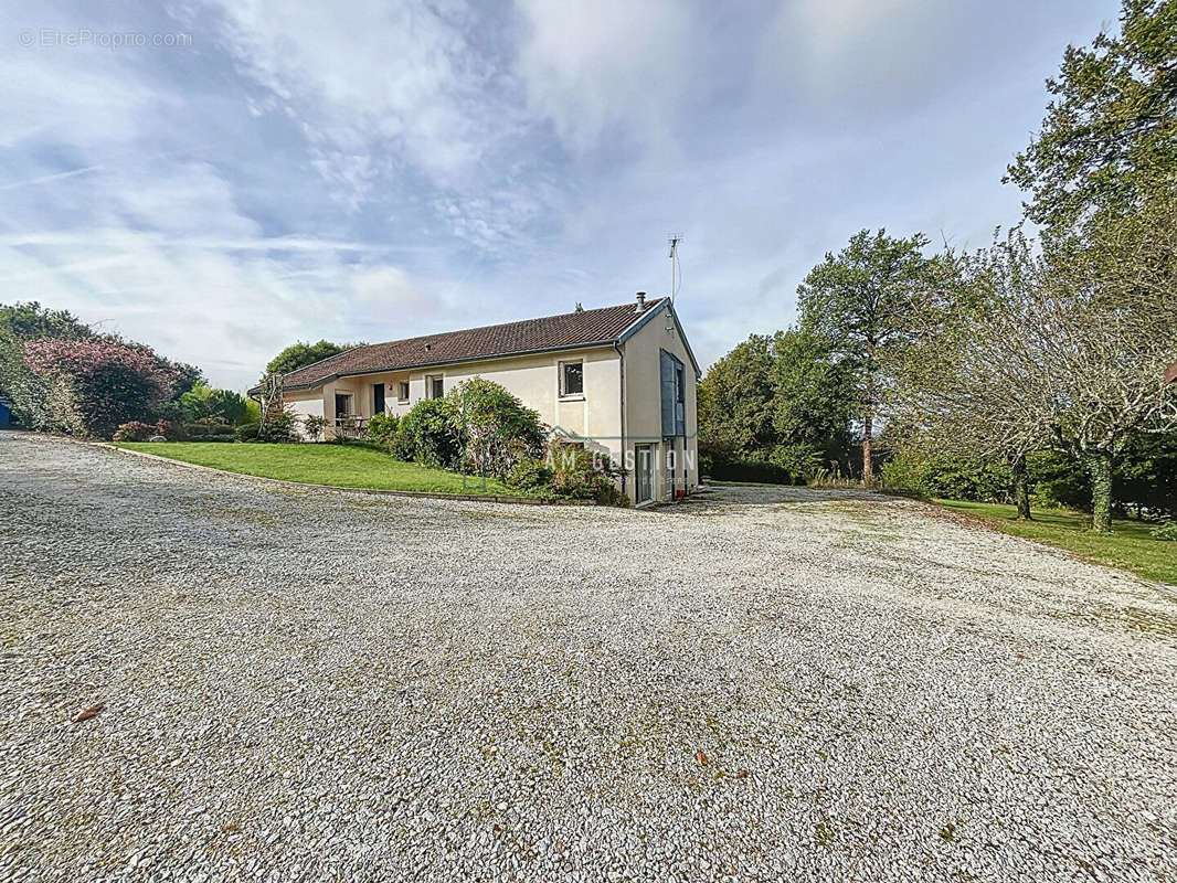 Maison à SAINT-JUST-LE-MARTEL