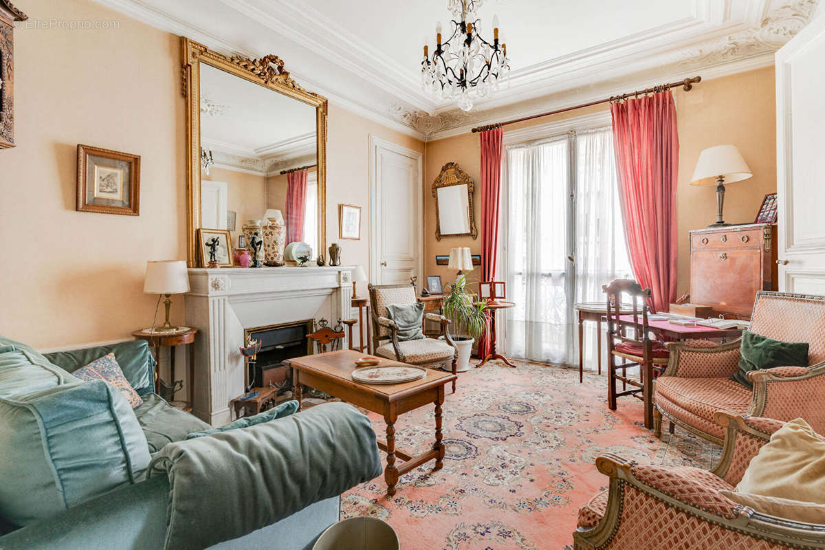 Appartement à NEUILLY-SUR-SEINE