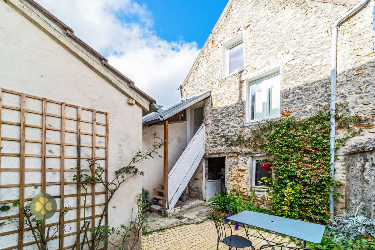 Maison à LA QUEUE-LES-YVELINES