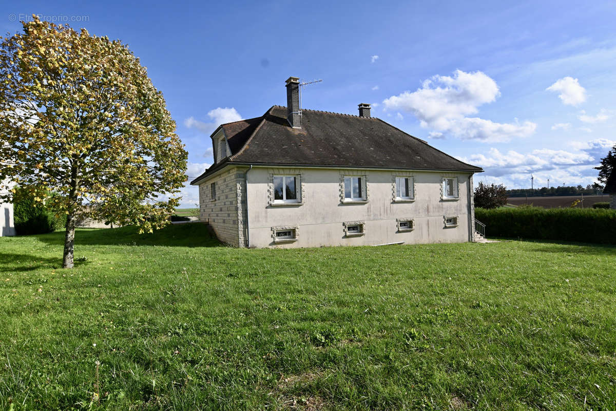 Maison à NOYERS