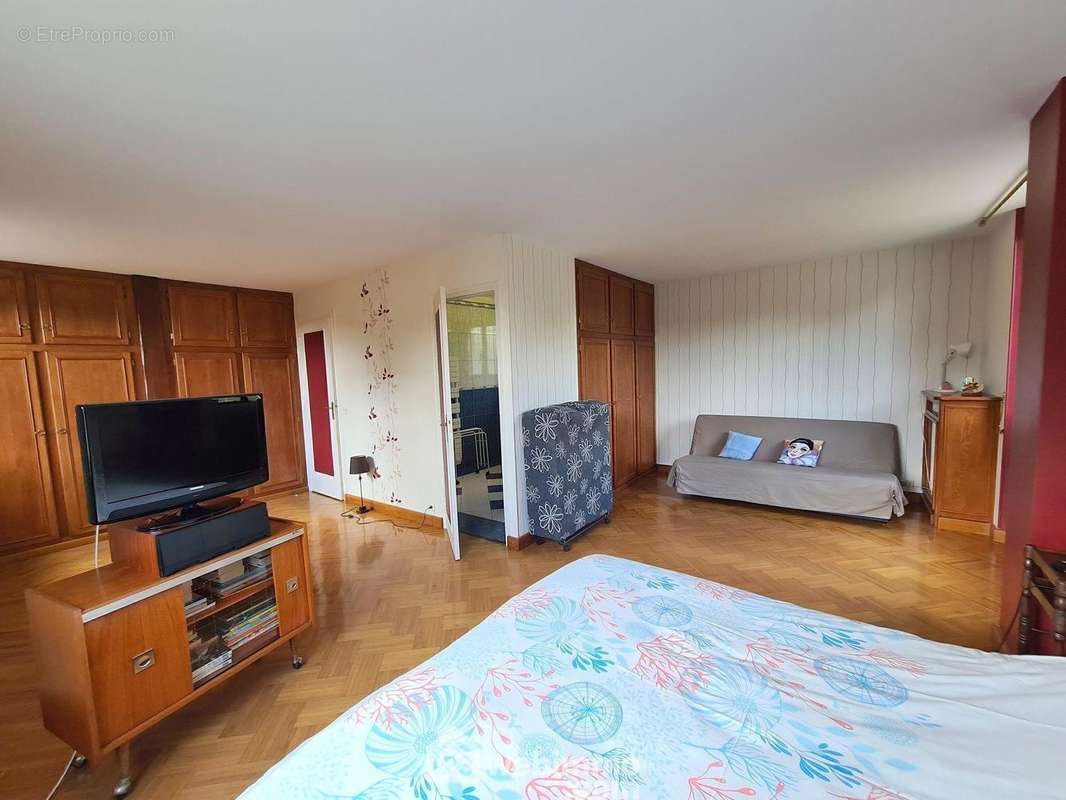 Une suite parentale de 30 m² avec salle de bains. - Maison à AULNAY-LA-RIVIERE