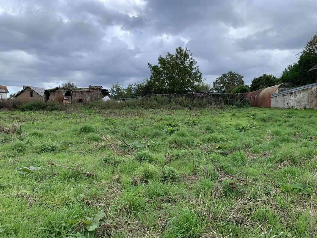 Terrain à AMIGNY-ROUY