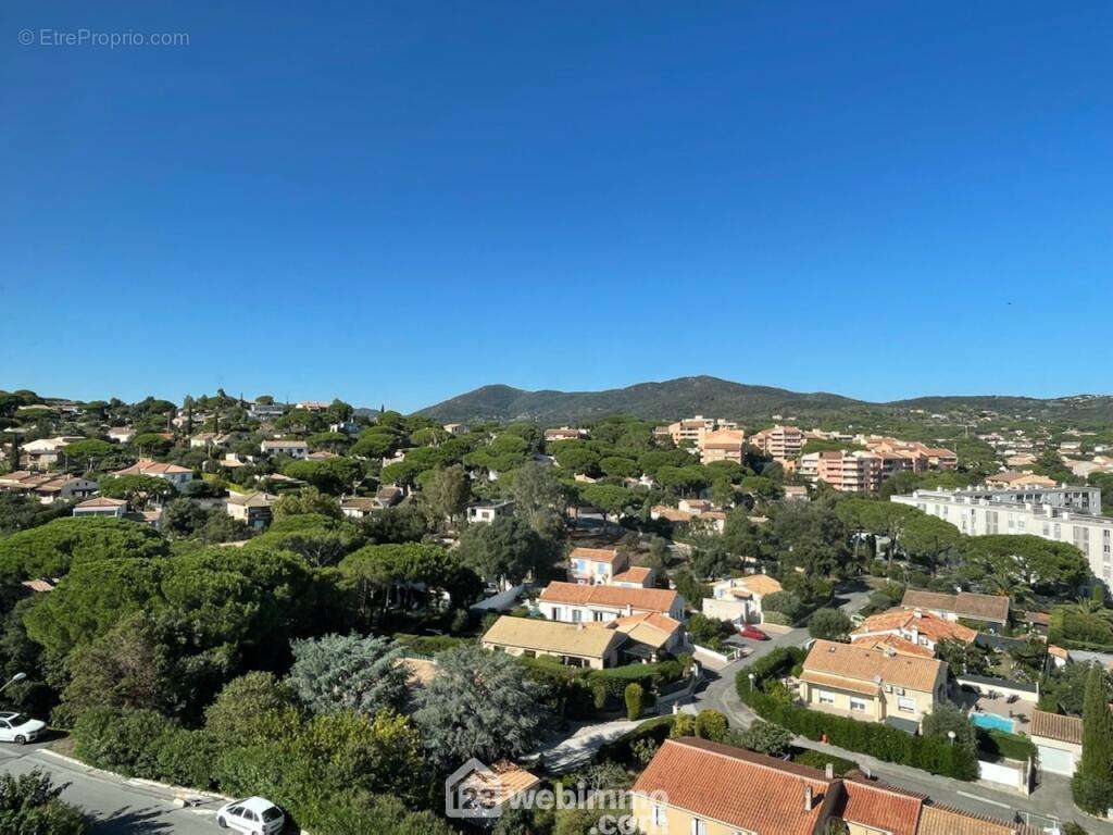 Vue des deux chambres dans un environnement calme et arboré. - Appartement à SAINTE-MAXIME