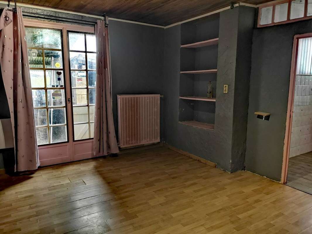 salon/bedroom - Maison à CALLIAN