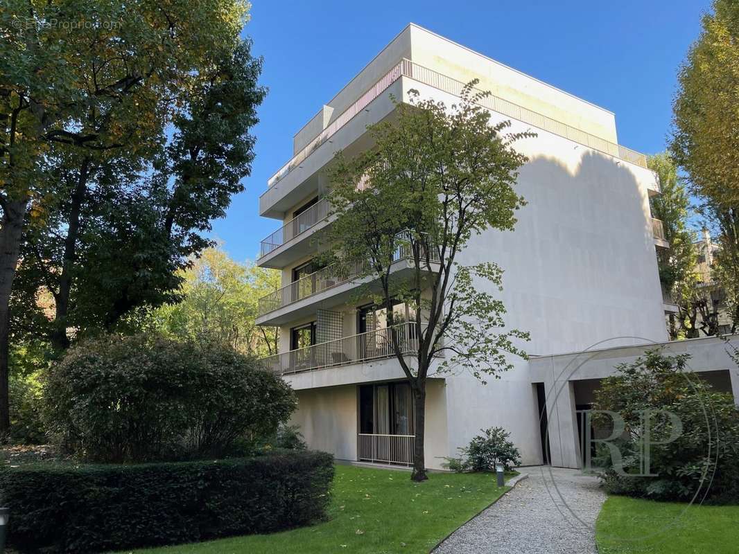 Appartement à NEUILLY-SUR-SEINE