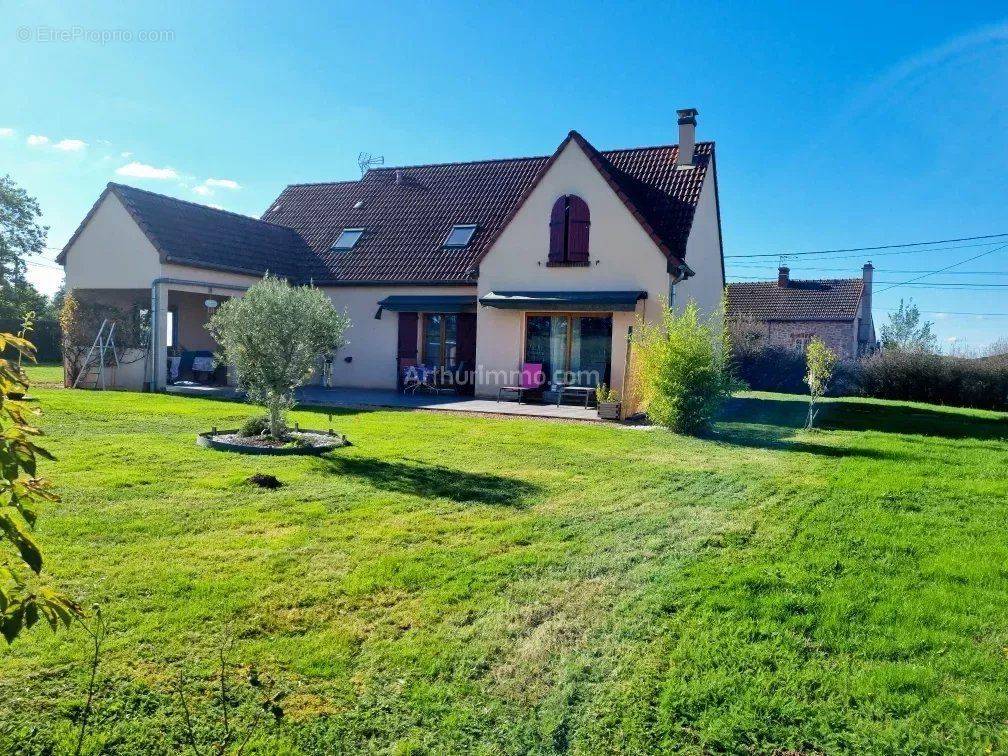 Maison à LA ROCHE-EN-BRENIL