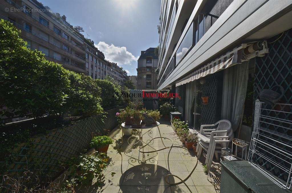 Appartement à PARIS-16E