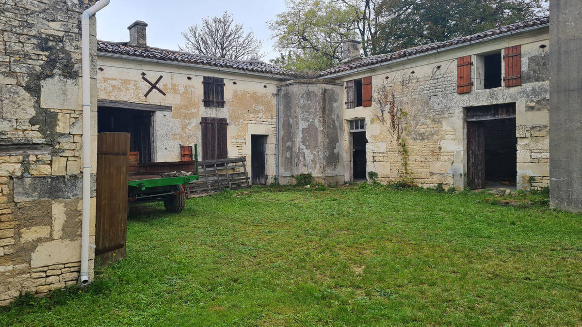 Maison à VAUX-ROUILLAC