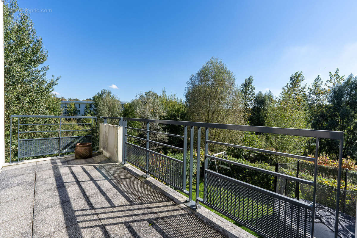 Appartement à MARNES-LA-COQUETTE