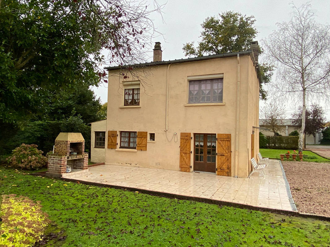 Maison à SAINT-MARTIN-DE-BIENFAITE-LA-CRESSONNIERE