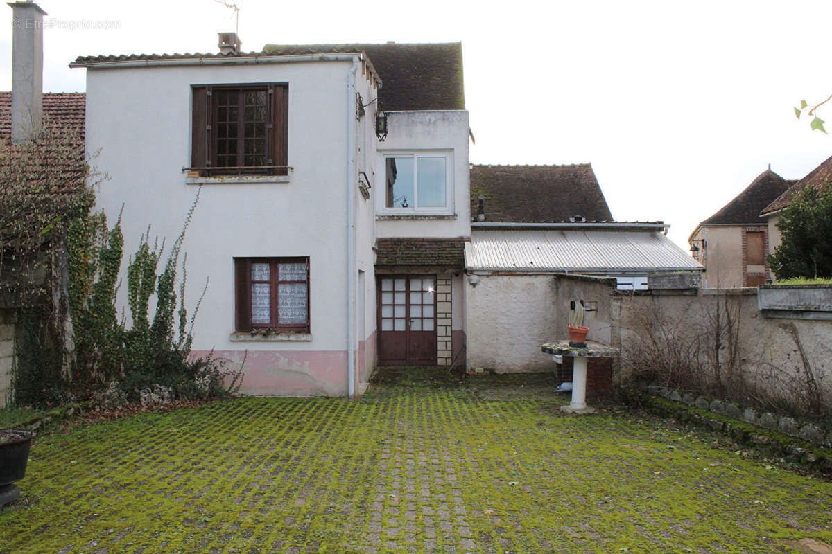 Maison à LIGNY-LE-CHATEL