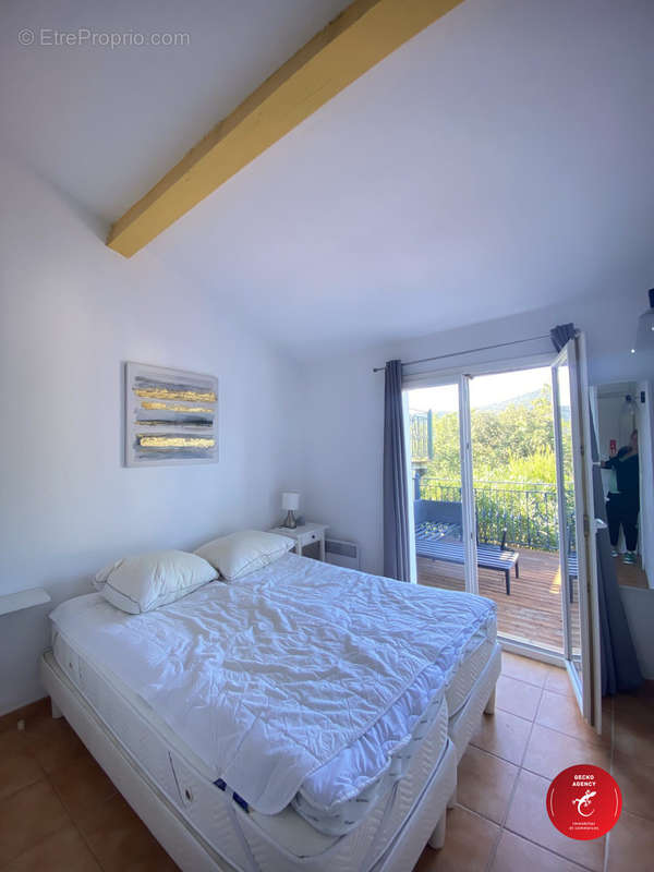 Chambre douche et acces  terrasse - Maison à ROQUEBRUNE-SUR-ARGENS