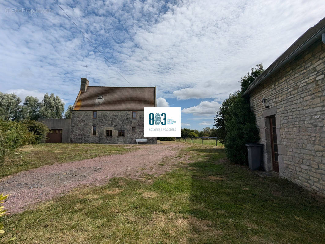 façade avant avec gîte - Maison à OSMANVILLE