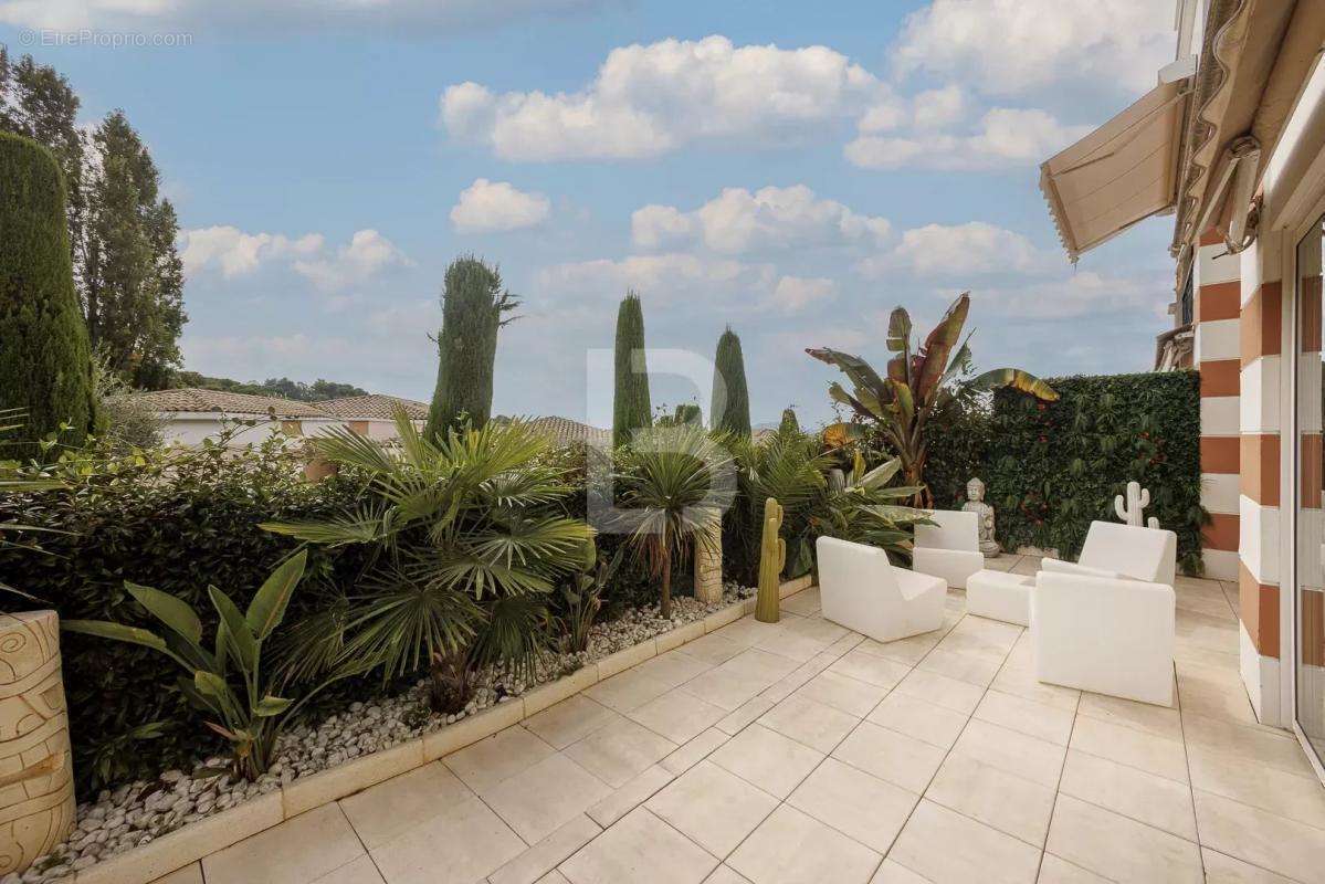 Appartement à MOUGINS