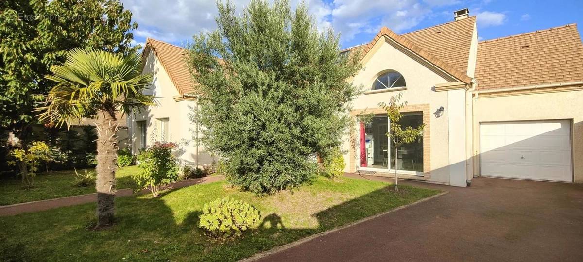 Maison à LES CLAYES-SOUS-BOIS