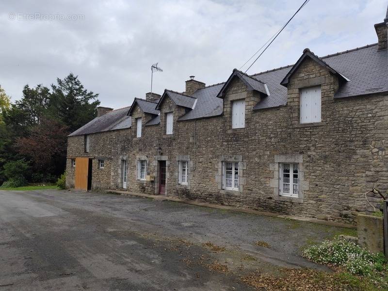 Maison à SAINT-JACUT-LES-PINS