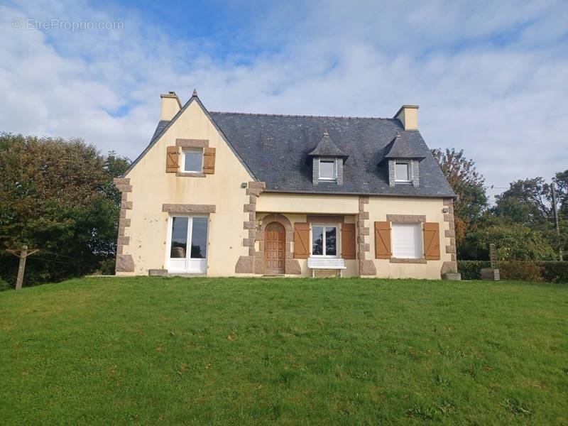 Maison à CLEDEN-POHER