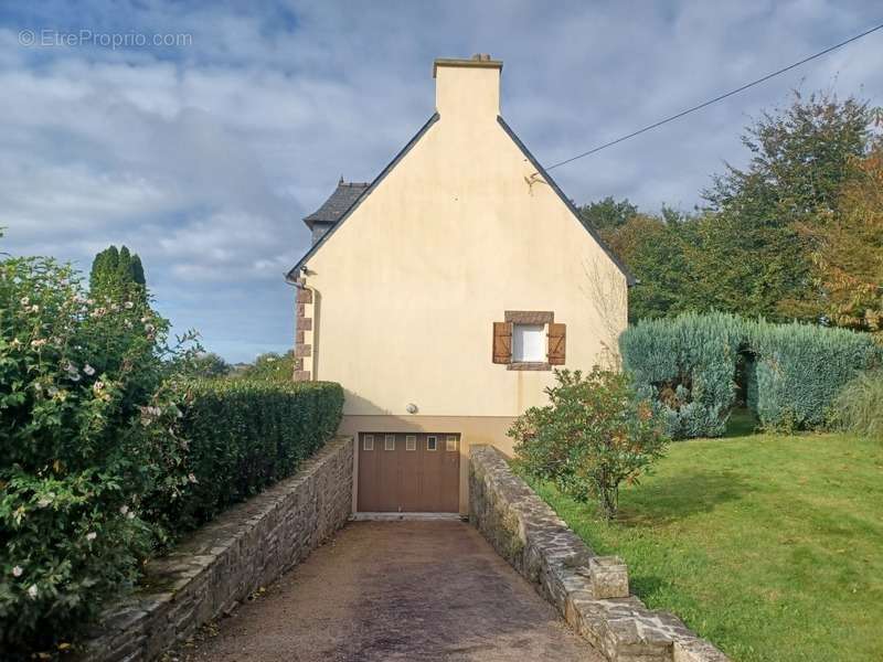 Maison à CLEDEN-POHER