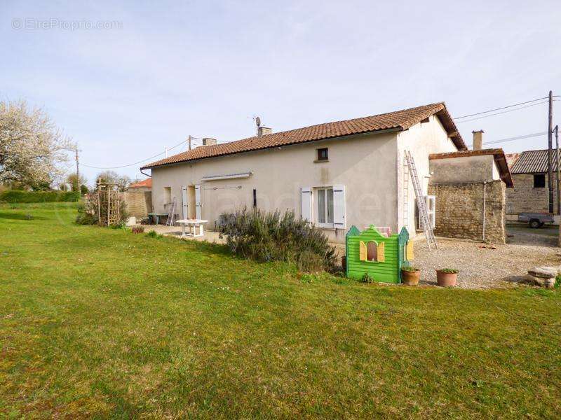 Maison à CHEF-BOUTONNE