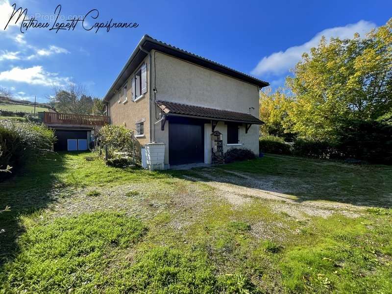 Maison à SAINT-PIERRE-DE-CHIGNAC