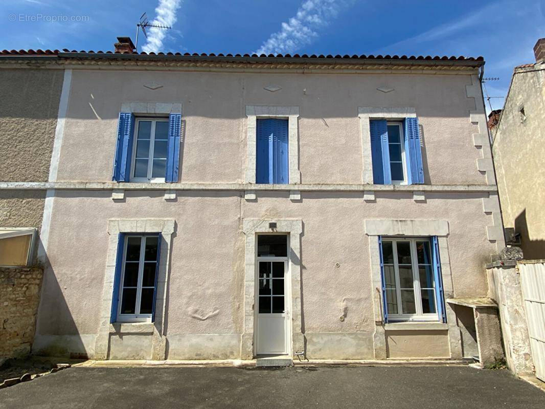 Maison à AUNAC