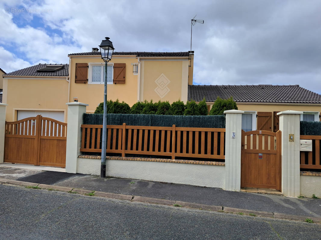 Maison à LESIGNY