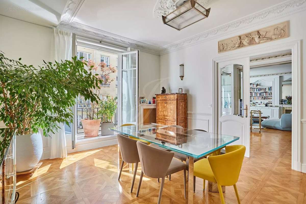 Appartement à PARIS-16E