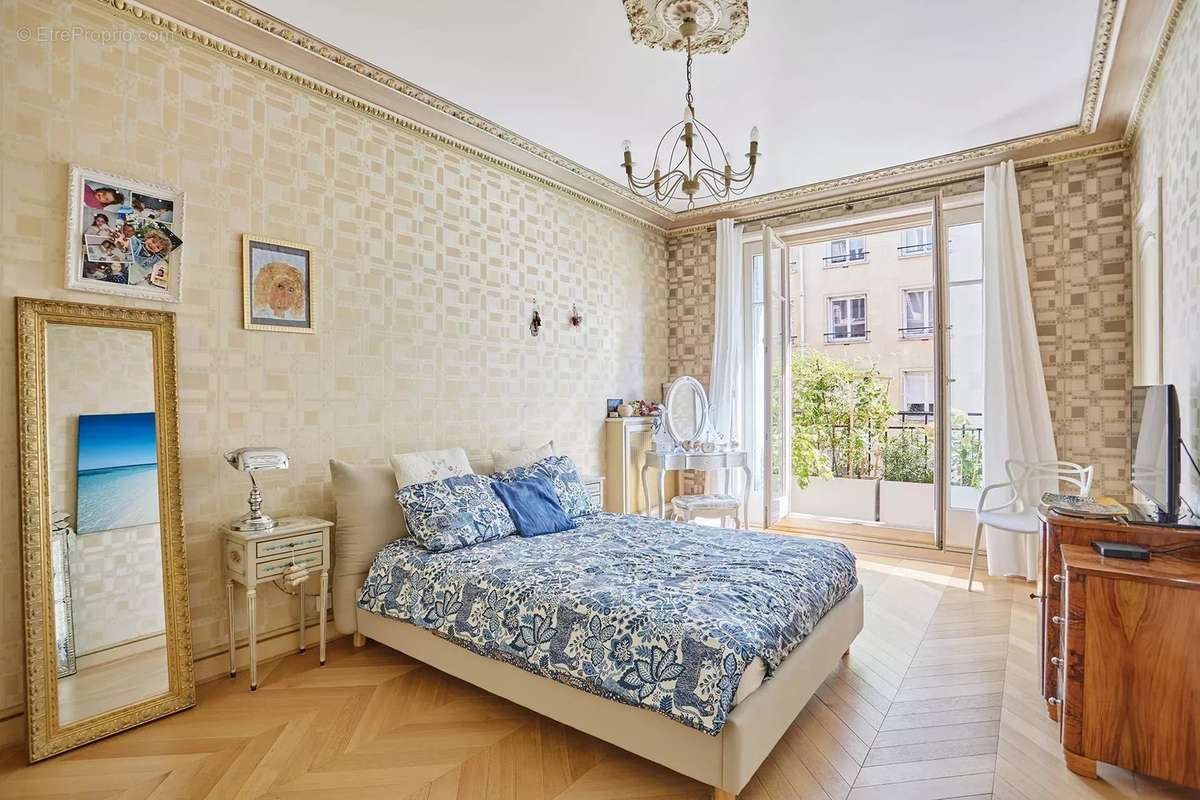 Appartement à PARIS-16E