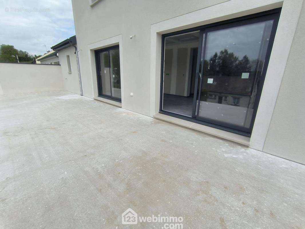 Une grande terrasse bien exposée pour vos repas en extérieur - Maison à BUCY-LE-LONG