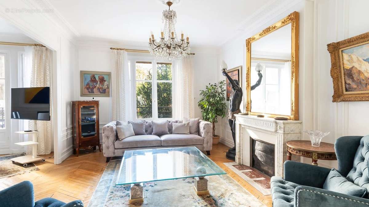 Appartement à PARIS-16E