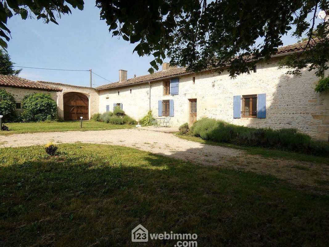 En limite de propriété et en bordure de rue, un portail en bois, - Maison à BLANZAY