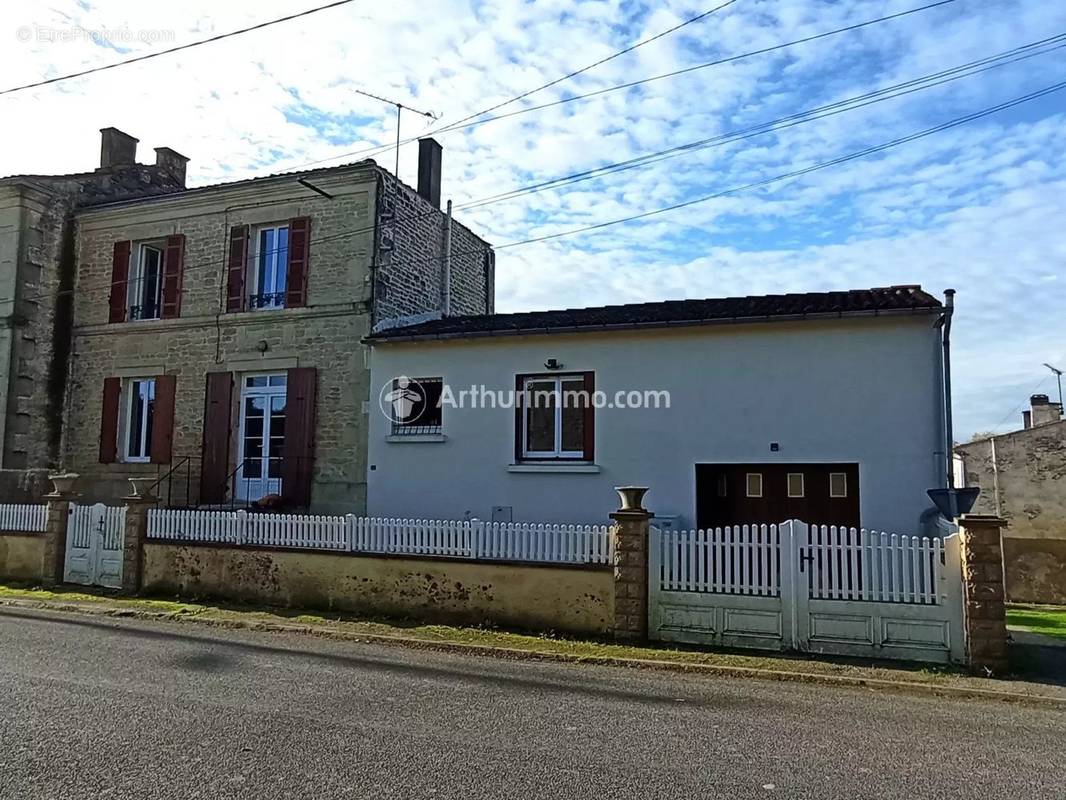 Maison à SAINT-GEORGES-DE-LONGUEPIERRE