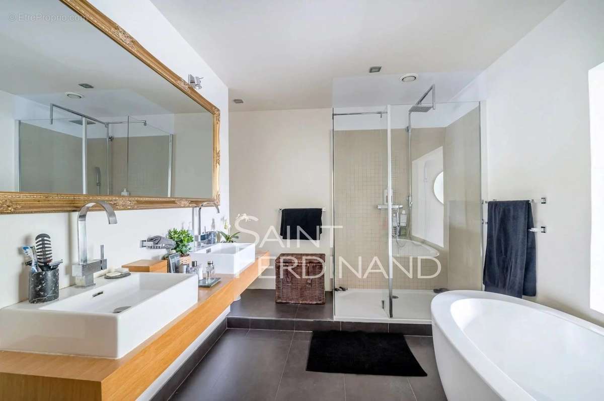 Appartement à NEUILLY-SUR-SEINE