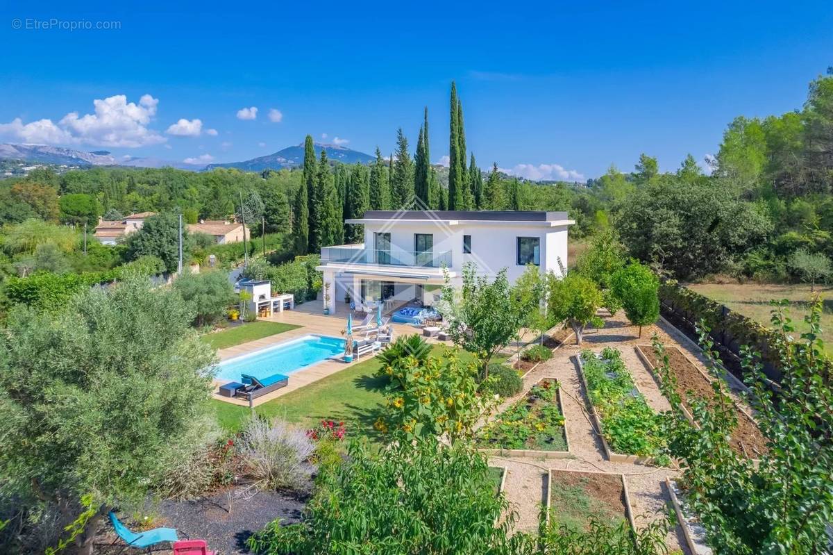 Maison à CHATEAUNEUF-GRASSE