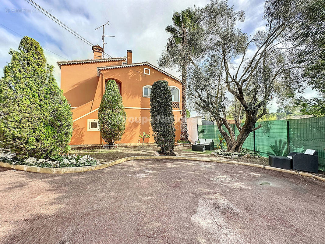 Maison à LA ROQUETTE-SUR-SIAGNE