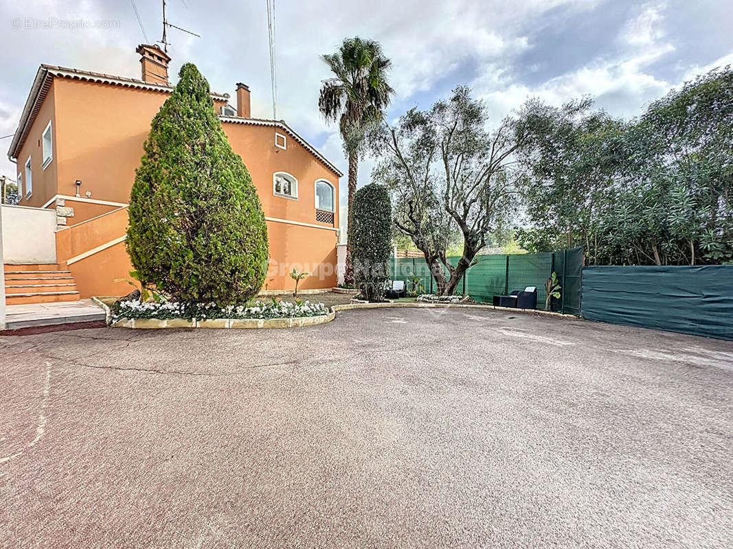 Maison à LA ROQUETTE-SUR-SIAGNE