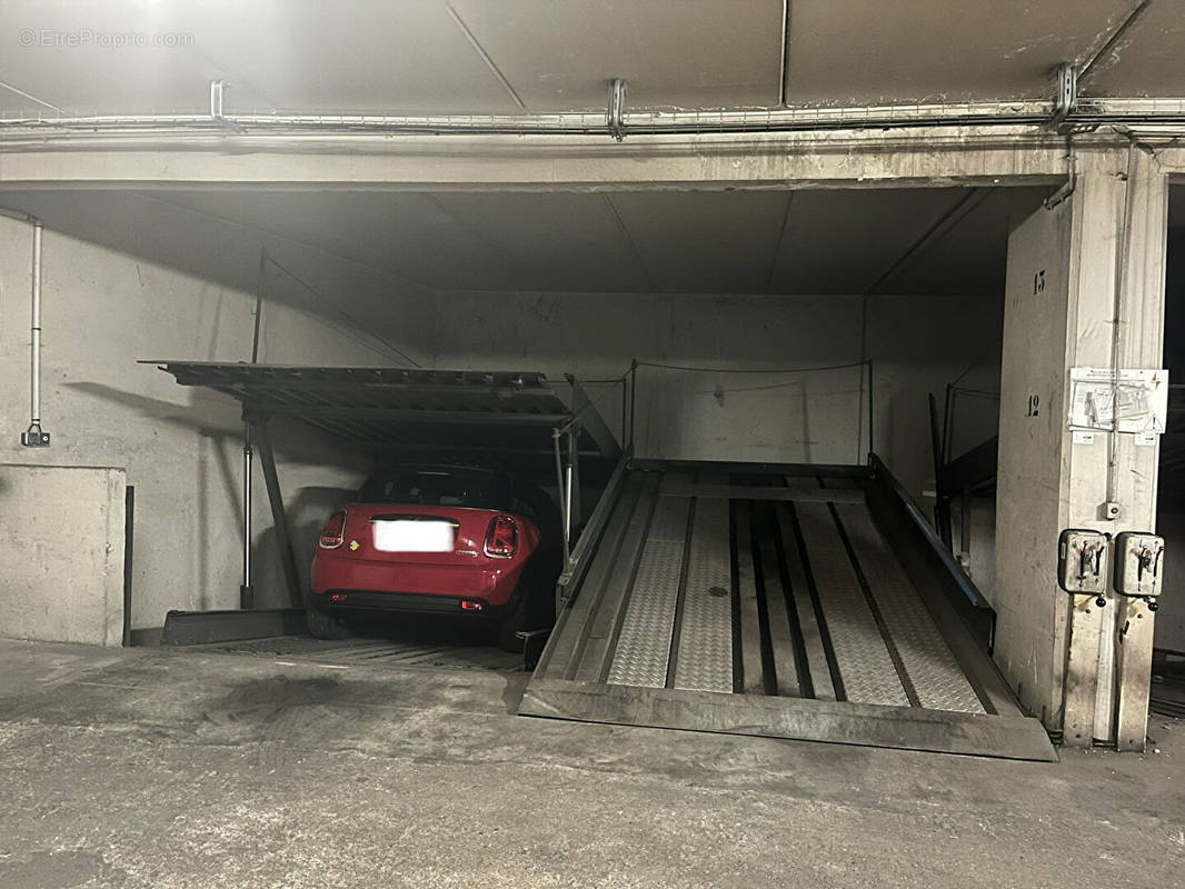 Parking à PARIS-17E