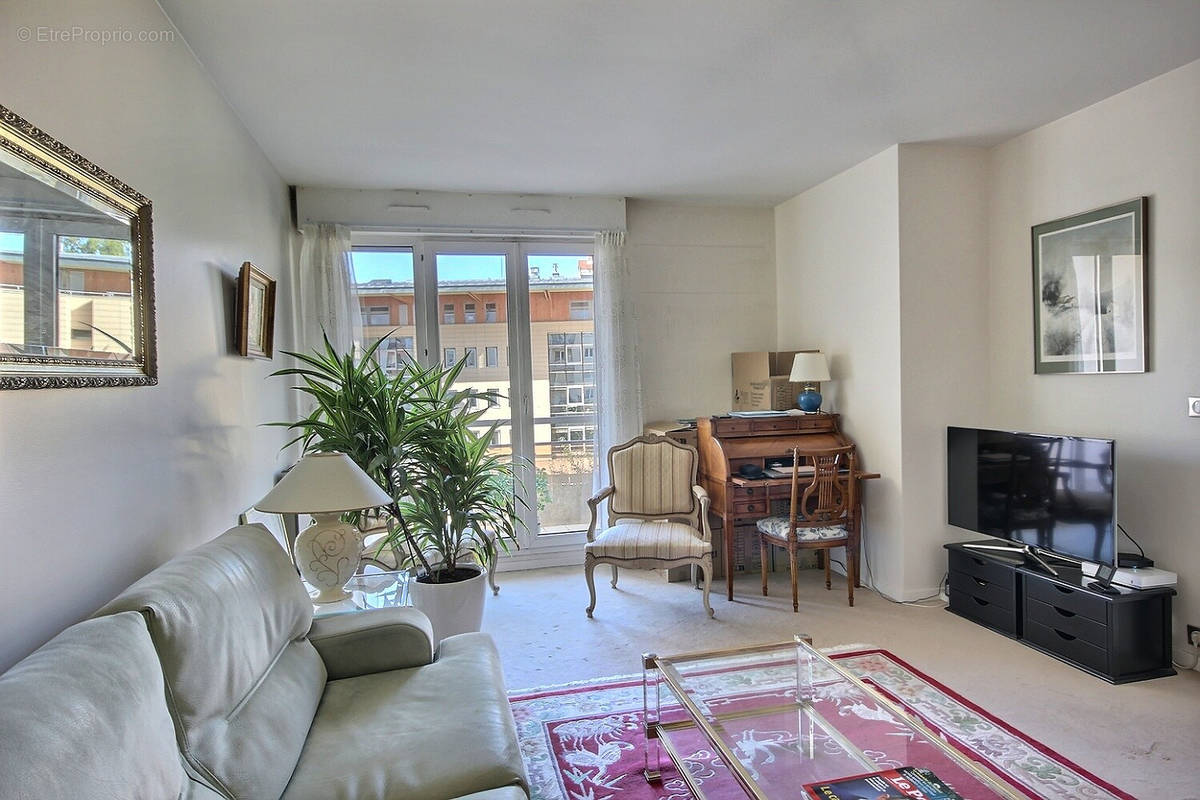 Appartement à COURBEVOIE