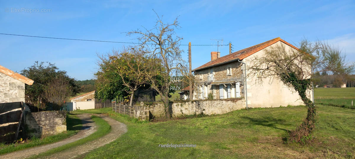 Maison à LENCLOITRE