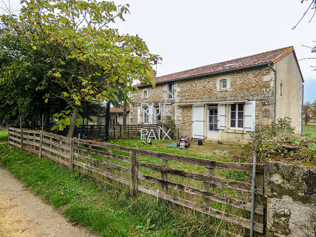 Maison à LENCLOITRE