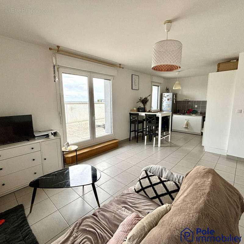 F2 récent -Pièce de vie  - Appartement à HEROUVILLE-SAINT-CLAIR