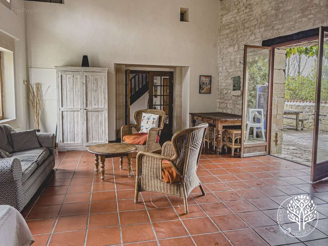 salon séjour sous les poutres - Maison à SAINT-SAVINIEN