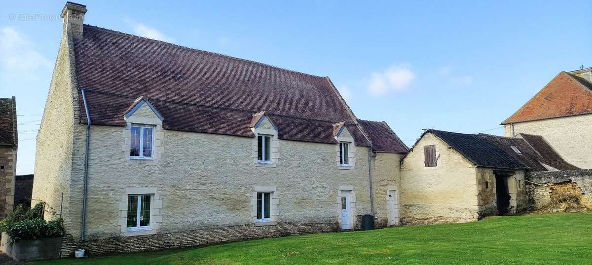 Maison à MEZIDON-CANON